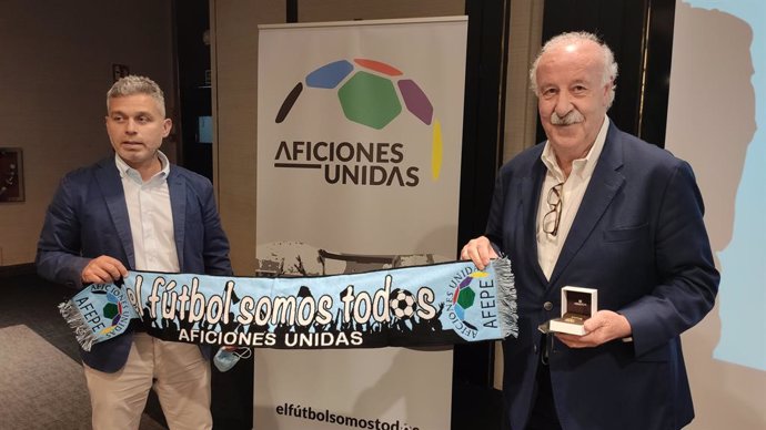 Vicente del Bosque recibe la insignia de oro y brillantes de Aficiones Unidas