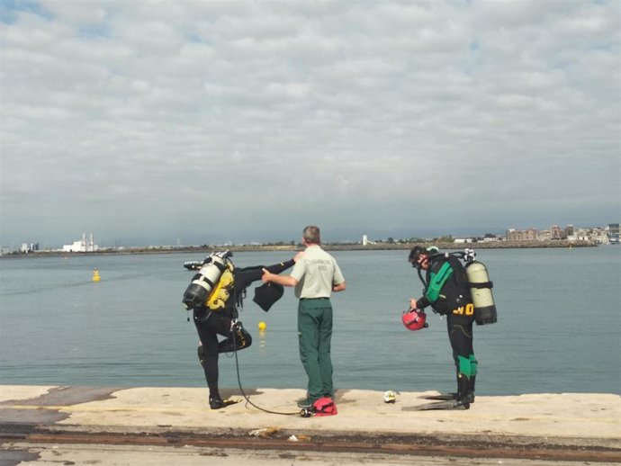 Trabajos de búsqueda del estibador desaparecido en el Puerto de Castelló al volcar un buque