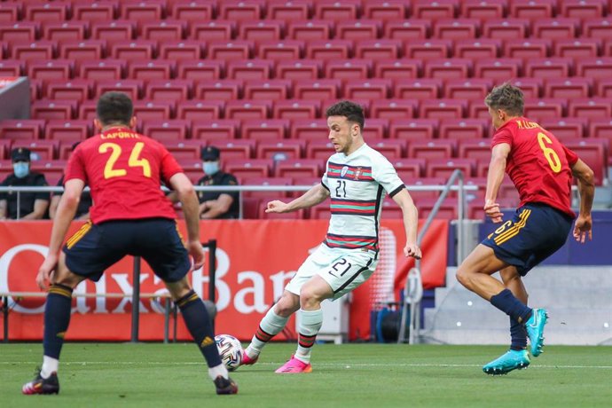 Aymeric Laporte frena a Diogo Jota en el España-Portugal