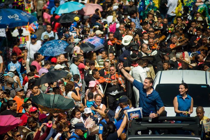 Archivo - 01 August 2019, El Salvador, San Salvador: San Salvador's mayor Ernesto Muyshondt and his wife take part in a parade celebrating the 2019 Festivities of San Salvador. Photo: Camilo Freedman/ZUMA Wire/dpa