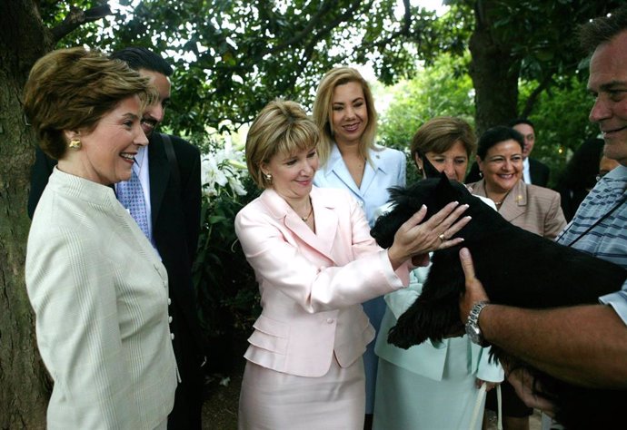 Archivo - La primera dama de Estados Unidos, Laura Bush, junto con su homóloga salvadoreña, Ana Ligia Mixco, durante una visita a la Casa Blanca, en julio de 2004