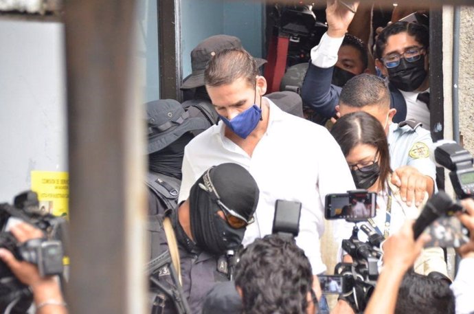 El exalcalde de San Salvador y reciente asesor de la OEA Ernesto Muyshondt escoltado por la Policía.