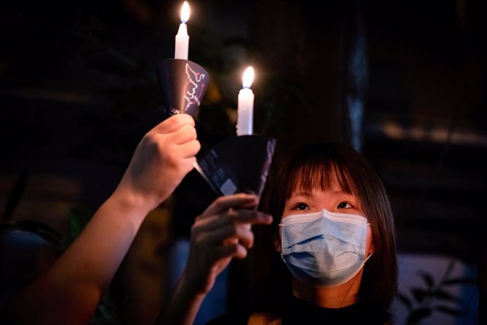04 June 2021, China, Hongkong: A woman takes part in a vigil outside Victoria Park to markthe 32nd anniversary of China's 1989 Tiananmen Square massacre. The vigil got banned by the authorities due to the coronavirus pandemic. Photo: Tang Yan/SOPA Imag