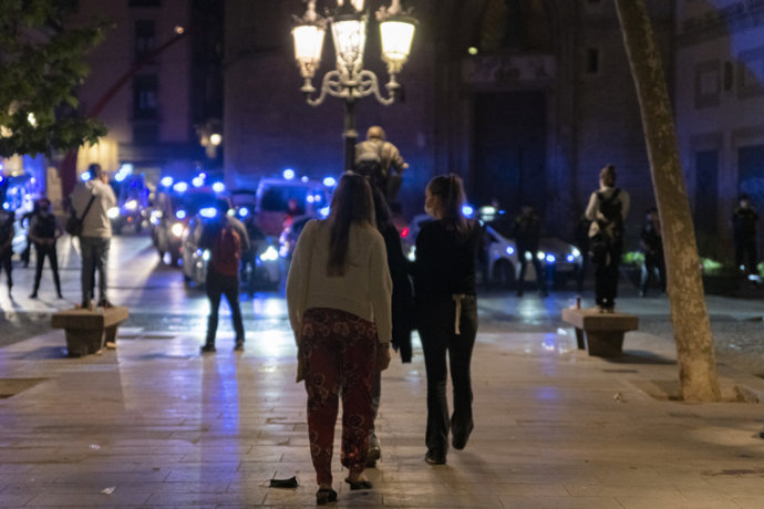 Varias personas en ambiente festivo, a 22 de mayo de 2021, en Barcelona, Catalunya (España)