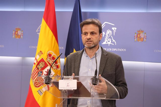 El presidente del grupo parlamentario de Unidas Podemos en el Congreso, Jaume Asens, interviene en una rueda anterior a una junta de Portavoces en el Congreso de los Diputados, a 1 de junio de 2021, en Madrid, (España).