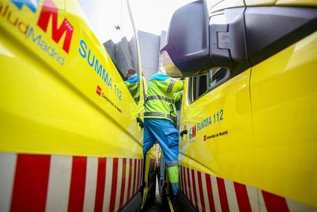 Archivo - Un sanitario del SUMMA 112 