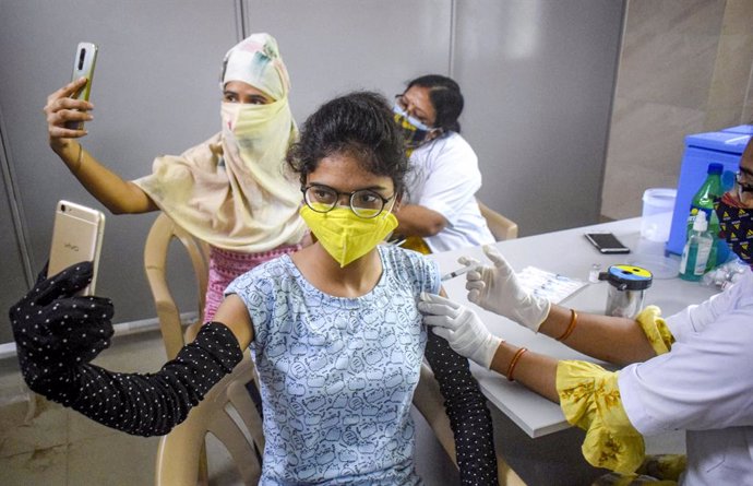 03 June 2021, India, Allahabad: Beneficiaries take selfies while receiving their COVID-19 vaccine jabs at Moti Lal Nehru Medical College vaccination center. Photo: Amar Deep Sharma/PTI/dpa