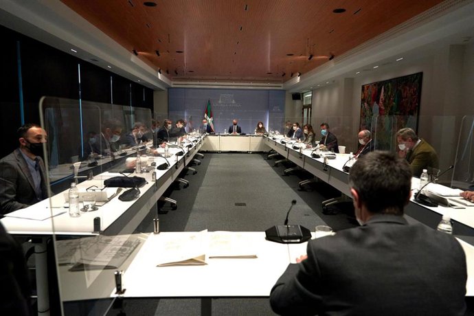Archivo - El Lehendakari, Iñigo Urkullu (c), preside la reunión del comité asesor del Plan de Protección Civil de Euskadi (LABI), en Vitoria, Álava