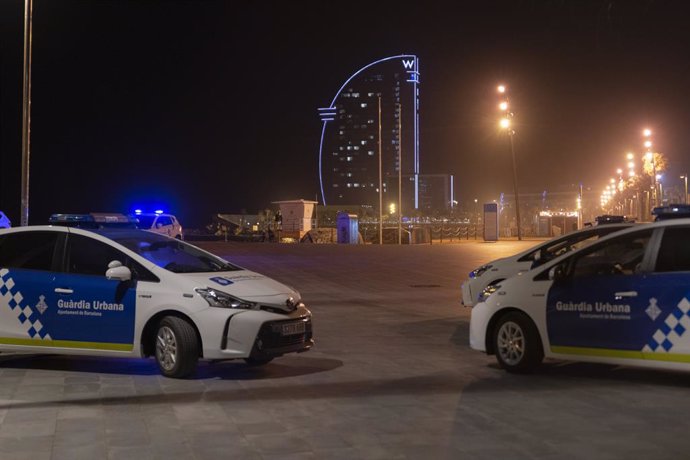 Dos cotxes de la Policia a la platja de la Barceloneta