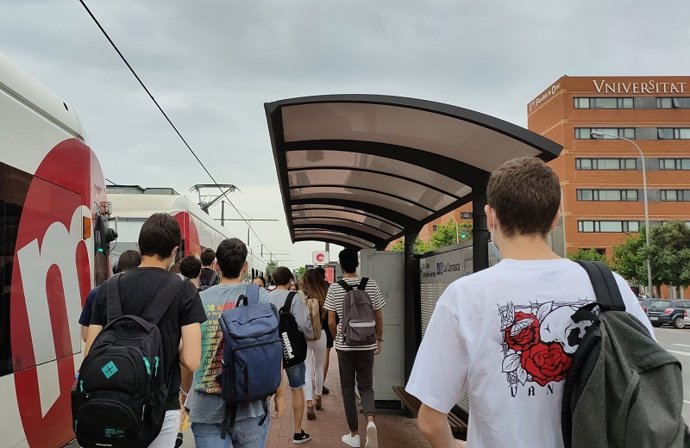 Estudiantes acceden al tranvía