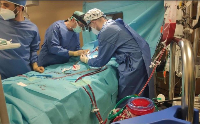 Los doctores Juan Miguel Aguilar y Antonio Jiménez, durante la canulación del ECMO