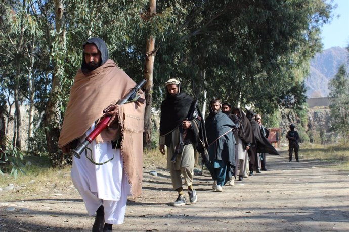 Archivo - Arxivo - Membres dels talib en un cerimnia de rendició a la província de Kunar, en el nord-est de l'Afganistan.