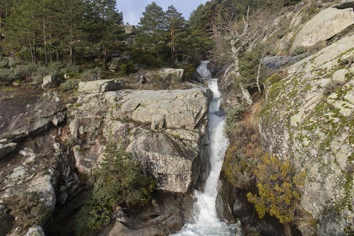 Archivo - Salto de agua en los chorros del Manzanares, en la Sierra de Guadarrama, Madrid (España), a 8 de febrero de 2021. La gran nevada provocada por la borrasca Filomena y las lluvias dejadas por la borrasca Hortensia han hecho que el Manzanares