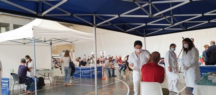 Jornada de vacunación con Janssen en el polideportivo de la Universidad de Zaragoza.