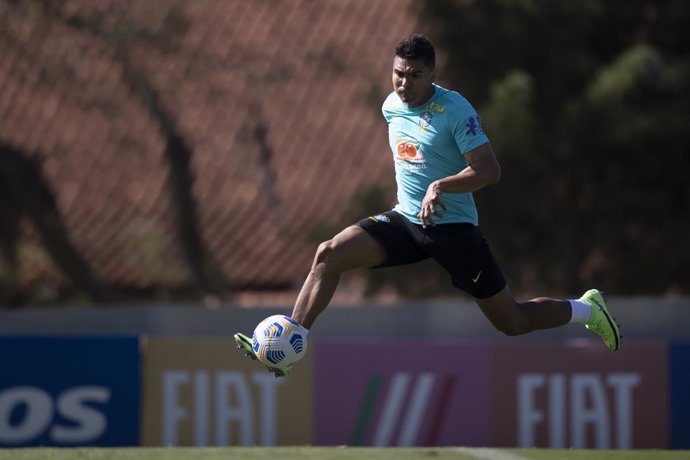 HANDOUT - 02 June 2021, Brazil, Teresopolis: Brazil's Casemiro takes part in a training session for Brazil National Soccer Team at the Granja Comary Sports Complex as part of their preparation for the upcoming 2021 Copa America. Photo: Lucas Figueiredo/