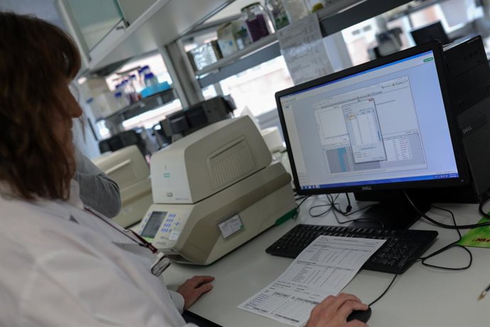 Archivo - Una trabajadora con un ordenador