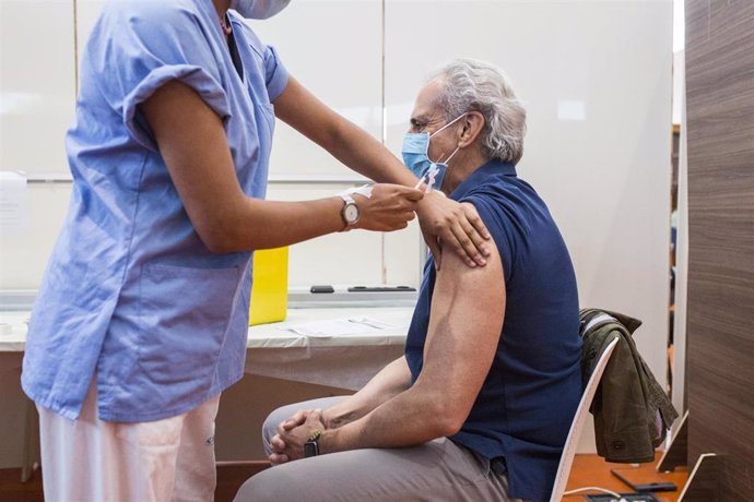 El consejero de Sanidad de la Comunidad de Madrid, Enrique Ruiz Escudero, recibe la vacuna contra el Covid-19, en el Hospital Puerta de Hierro, a 5 de junio de 2021, en Majadahonda, Madrid (España).