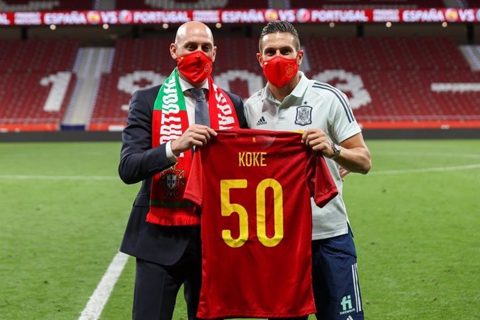 El presidente de la Real Federación Española de Fútbol (RFEF), Luis Rubiales, con Koke, que cumplió 50 partidos con la selección