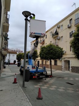 Operario durante trabajos en el alumbrado público
