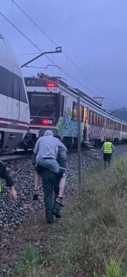Agentes de la Guardia Civil auxilian auxilian a los pasajeros de un tren que sufrió una incidencia en Oriz (Navarra)