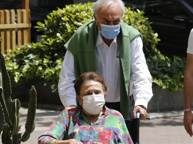 La Infanta Margarita y su marido, Carlos Zurita, rumbo a su casa madrileña tras disfrutar de un aperitivo de fin de semana.