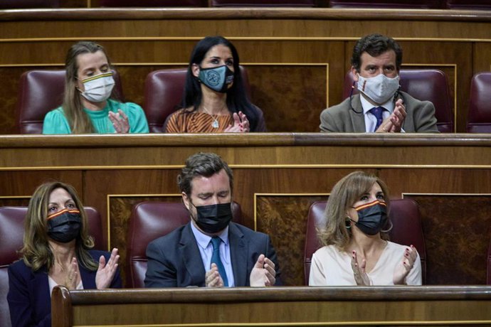Imagen de la bancada de Vox en el Congreso, con su portavoz, Iván Espinosa de los Monteros (c), aplaudiendo en una sesión plenaria 