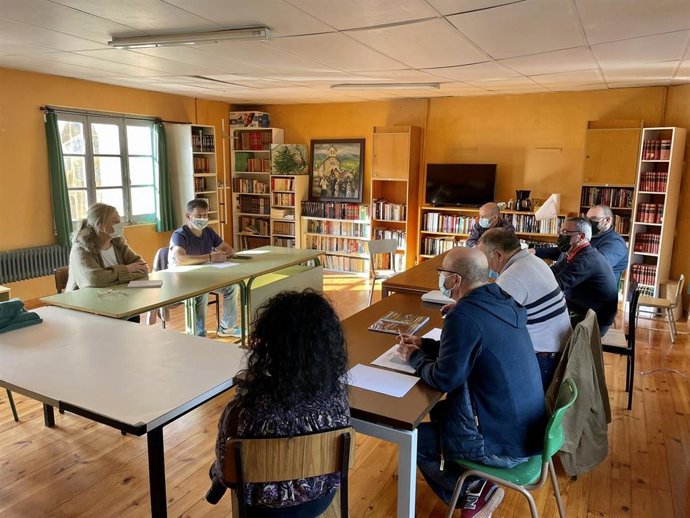 La dipurtada de Vox, Sara Álvarez se reúne con la Asociación de Vecinos de Nembra, en Aller.