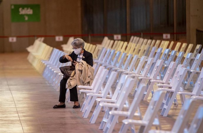 Archivo - Varias personas esperan en el área de observación después de que les hayan administrada  la vacuna contra el Covid-19, a 28 de abril de 2021, en el Estadio de la Cartuja, en Sevilla, (España)