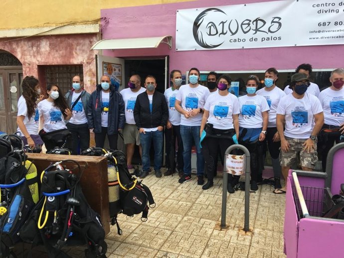 El consejero Antonio Luengo, junto a algunos de los buceadores que hoy han participado en la retirada de residuos marinos con motivo del Día Mundial del Medio Ambiente