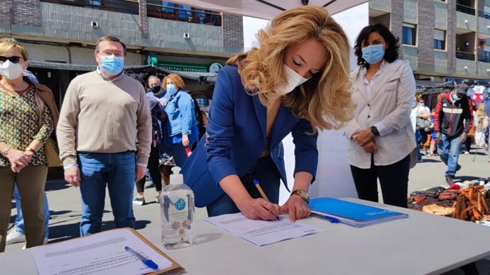 Teresa Mallada firma contra los indultos.