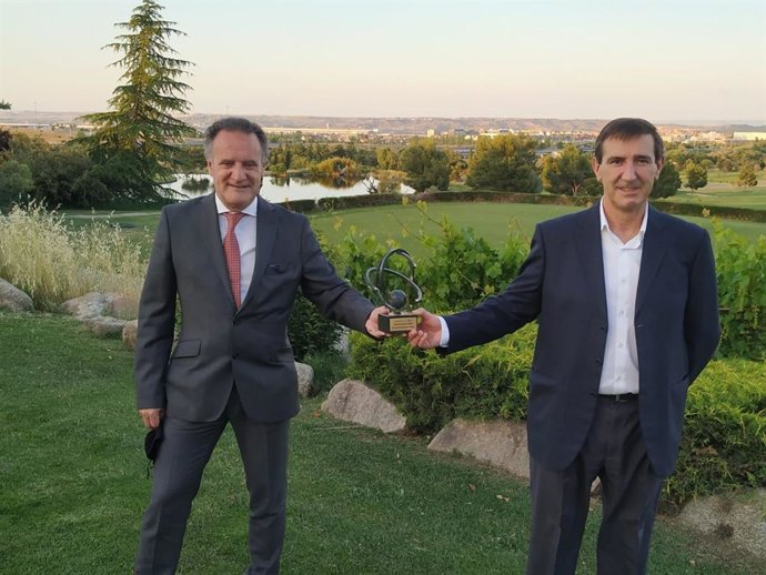 El director general de FP, Tomás Rodríguez Garraza, junto al director del Servicio de Cualificaciones Profesionales, Empresa y Empleo, Patxi Martínez, con el premio @ASLAN