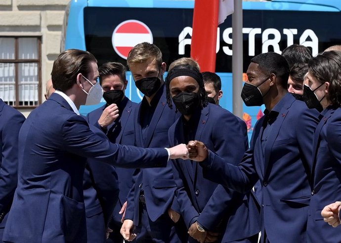 04 June 2021, Austria, Vienna: Austrian Chancellor Sebastian Kurz (L) meets with members of the Austrian national soccer team before playing their first group stage match of the UEFAEuro 2020 against North Macedonia on 13 June 2021. Photo: Herbert Neub