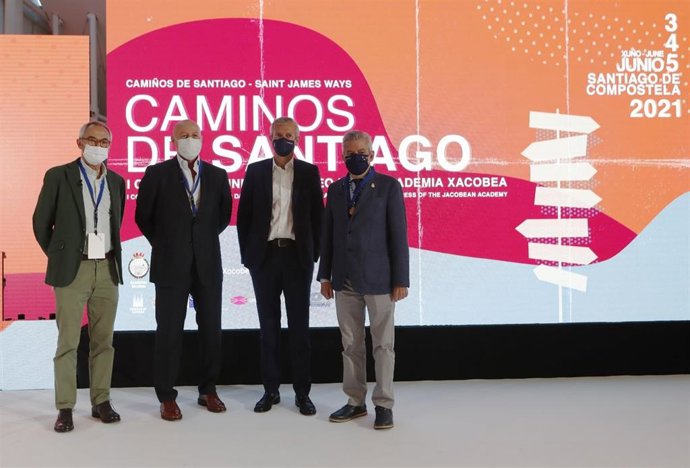 El vicepresidente de la Xunta, Alfonso Rueda, con el médico y exbaloncestista Juan Antonio Corbalán antes de la conferencia de este último en el I Congreso Xacobeo