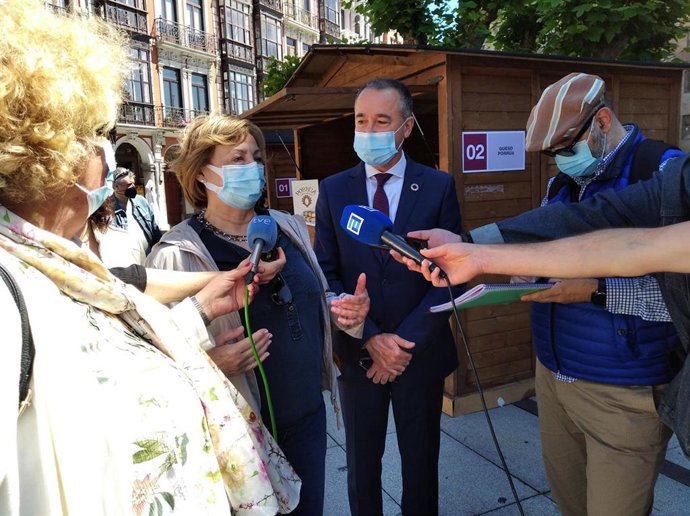 El consejero de Salud atiende a los medios de comunicación en Avilés.