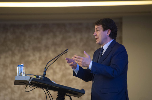 El presidente de la Junta de Castilla y León, Alfonso Fernando Fernández Mañueco, interviene en el acto de clausura del VII Foro Guadarrama en el Hotel Meliá Castilla, a 3 de junio de 2021, en Madrid (España)