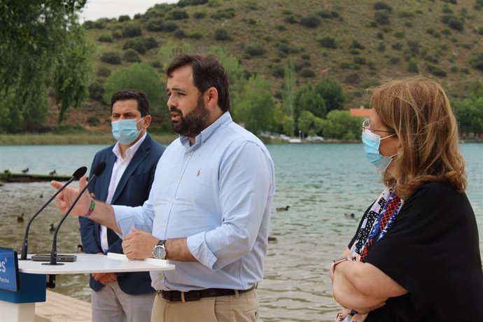 El presidente del Partido Popular de Castilla-La Mancha, Paco Núñez, y la vicesecretaria de Sectorial del PP, Elvira Rodríguez, participan en un acto organizado por el PP con motivo del Día Mundial del Medio Ambiente en Ruidera.