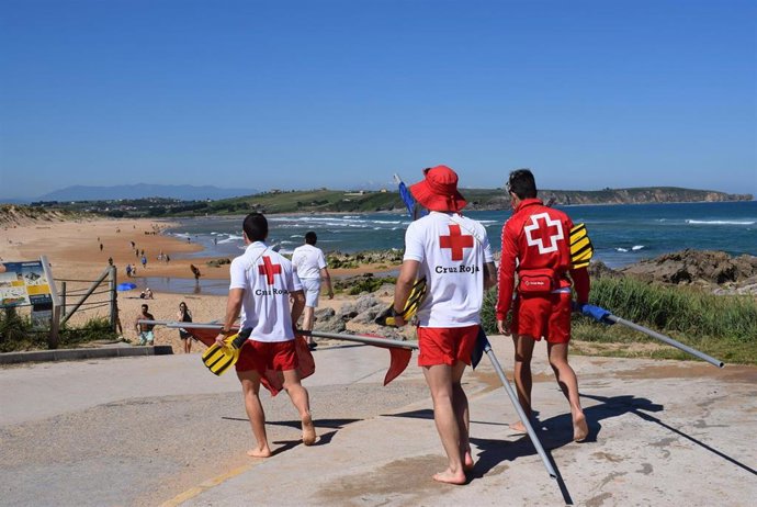 Socorristas en las playas de Piélagos