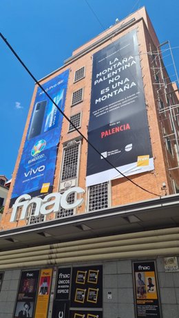 Cartel promocional de la Diputación de Palencia en la fachada de FNAC.