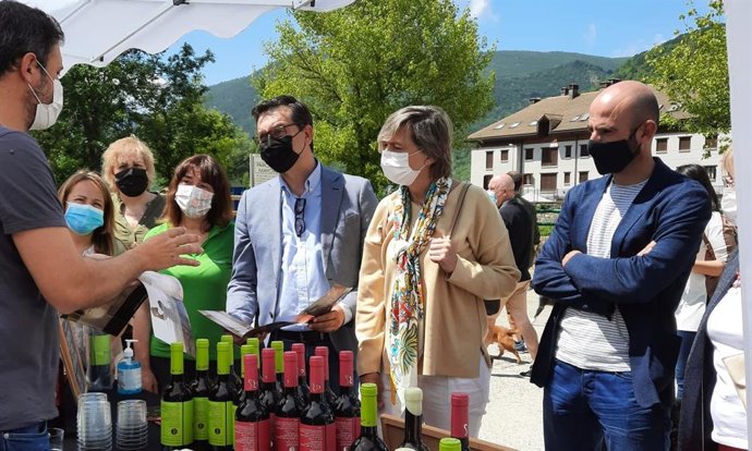 Representantes del Partido Aragonés visitan la Feria de la Primavera de Biescas (Huesca).