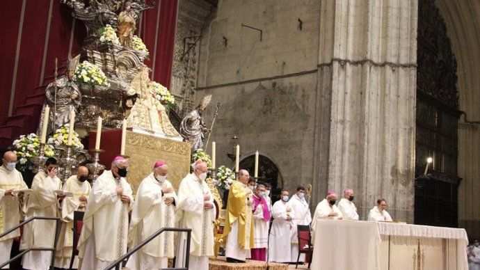 Misa de acción de gracias por la despedida de monseñor Asenjo, en el altar del Jubileo de la Catedral