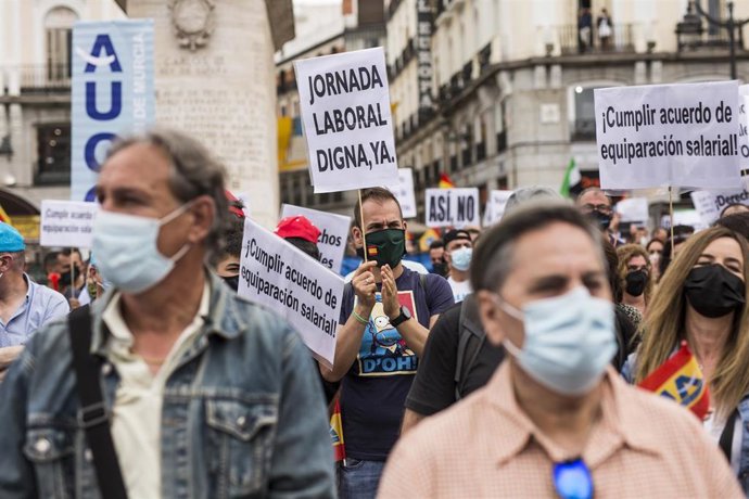 Varias decenas de personas participan en una concentración de la Asociación Unificada de Guardias Civiles (AUGC), en la Puerta del Sol, a 5 de junio de 2021, en Madrid (España). 