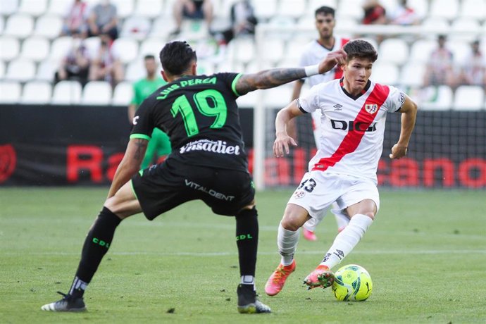 Fran García ante Luis Perea en el Rayo-Leganés, partido de ida del playoff de ascenso a la Liga Santander