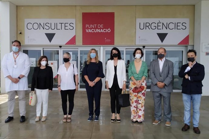 La consellera de Salud y Consumo, Patricia Gómez, visita el hospital de Formentera.