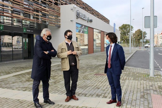 Grupo municipal del PP a las puertas de la nueva estación de tren