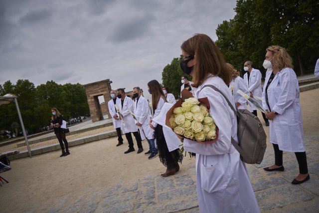 El sector sanitario rinde homenaje al centenar de médicos fallecidos por la Covid-19