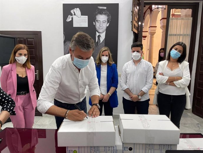 El alcalde de Salteras, Antonio Valverde, entrega los avales de la candidatura de Susana Díaz a las primarias del PSOE-A, en una imagen de archivo.