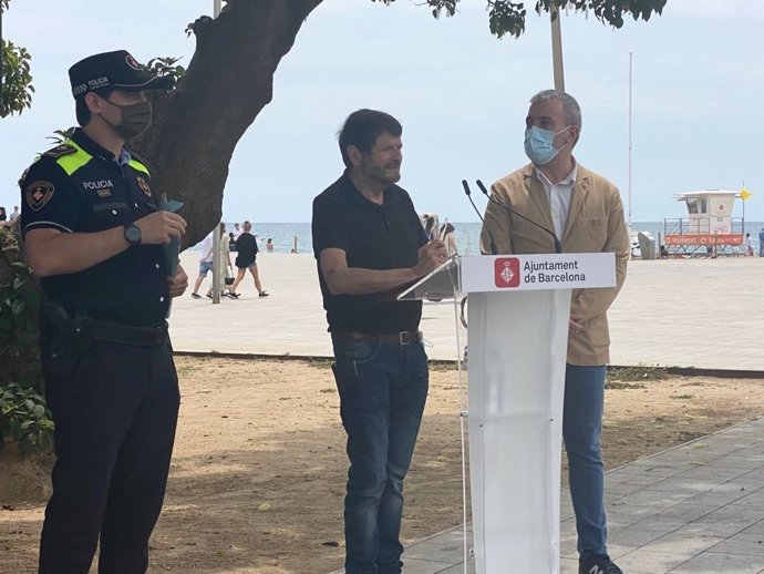 El tinent d'alcalde de seguretat de l'Ajuntament de Barcelona, Albert Batlle, el primer tinent d'alcalde i líder del PSC a la ciutat, Jaume Collboni i el portaveu de la Gurdia Urbana i inspector Jordi Oliveres en una roda de premsa.