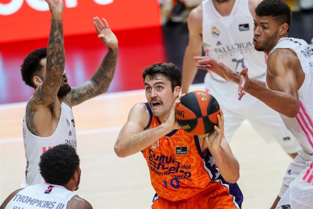 Archivo - Mike Tobey, jugador del Valencia Basket, intenta lanzar a canasta en un partido ante el Real Madrid