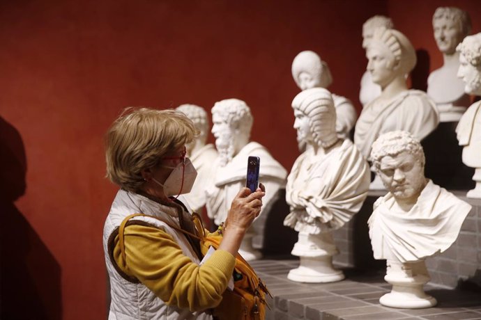 Archivo - 27 April 2021, Italy, Rome: A visitor takes a photo for a sculpture at the Capitoline Museums after its reopening, as the country eased coronavirus disease (Covid-19) restrictions. Photo: Cecilia Fabiano/LaPresse via ZUMA Press/dpa