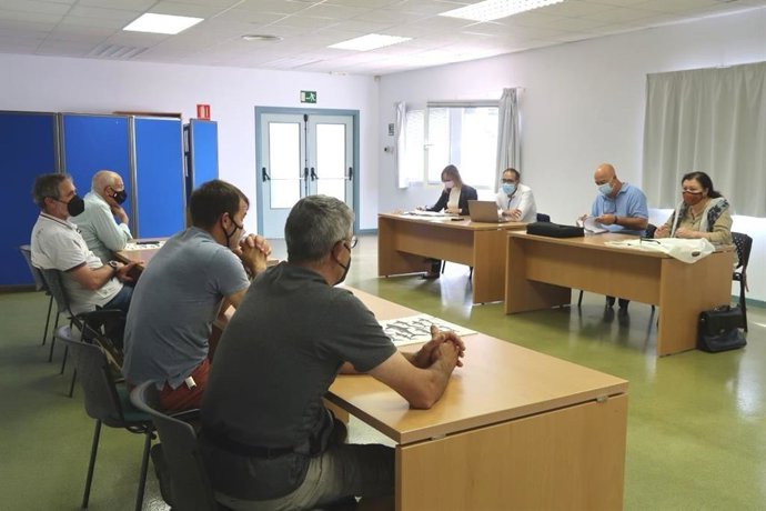 La consellera Mae de la Concha se reúne con el sector pesquero de Menorca.